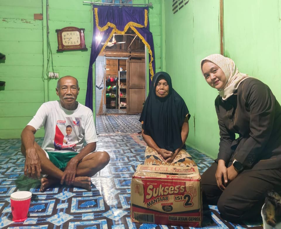 Anggota Komisi 3 DPRD Lingga Beri Bantuan Sembako ke Warga Terdampak Banjir