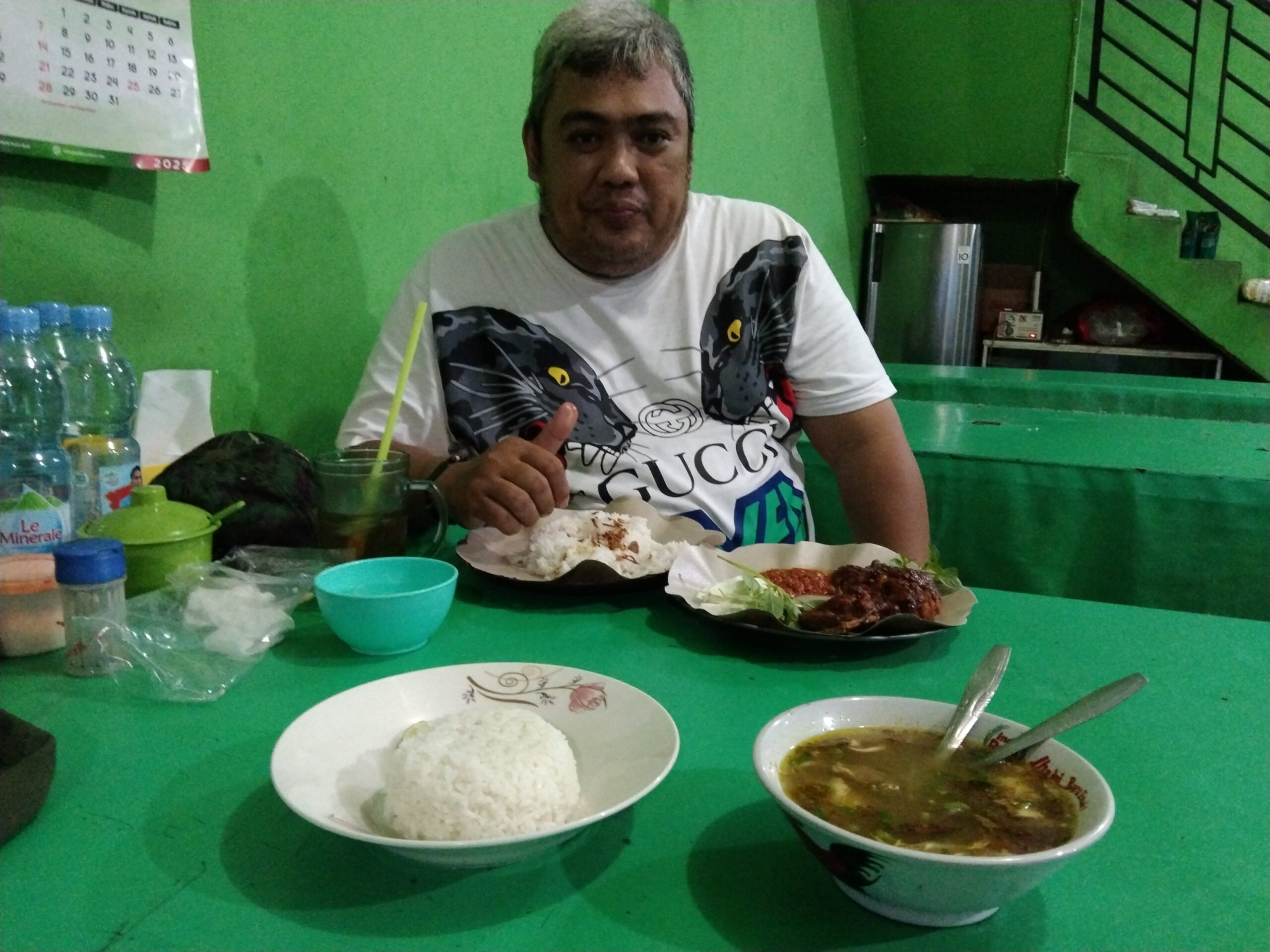 Pemred Faktaharini Bang Timur Malaka Kiemas S.H.M.Si. Menikmati Ayam Bakar di Kaki Lima