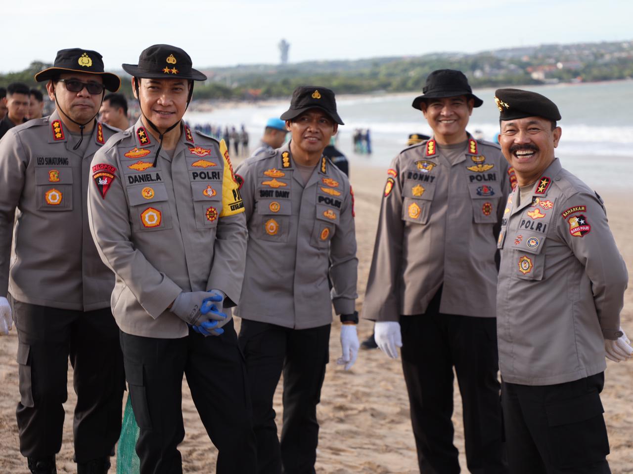 Kapolda Bali dan 5.000 Relawan Satukan Langkah Bersihkan Pantai Kedonganan Badung