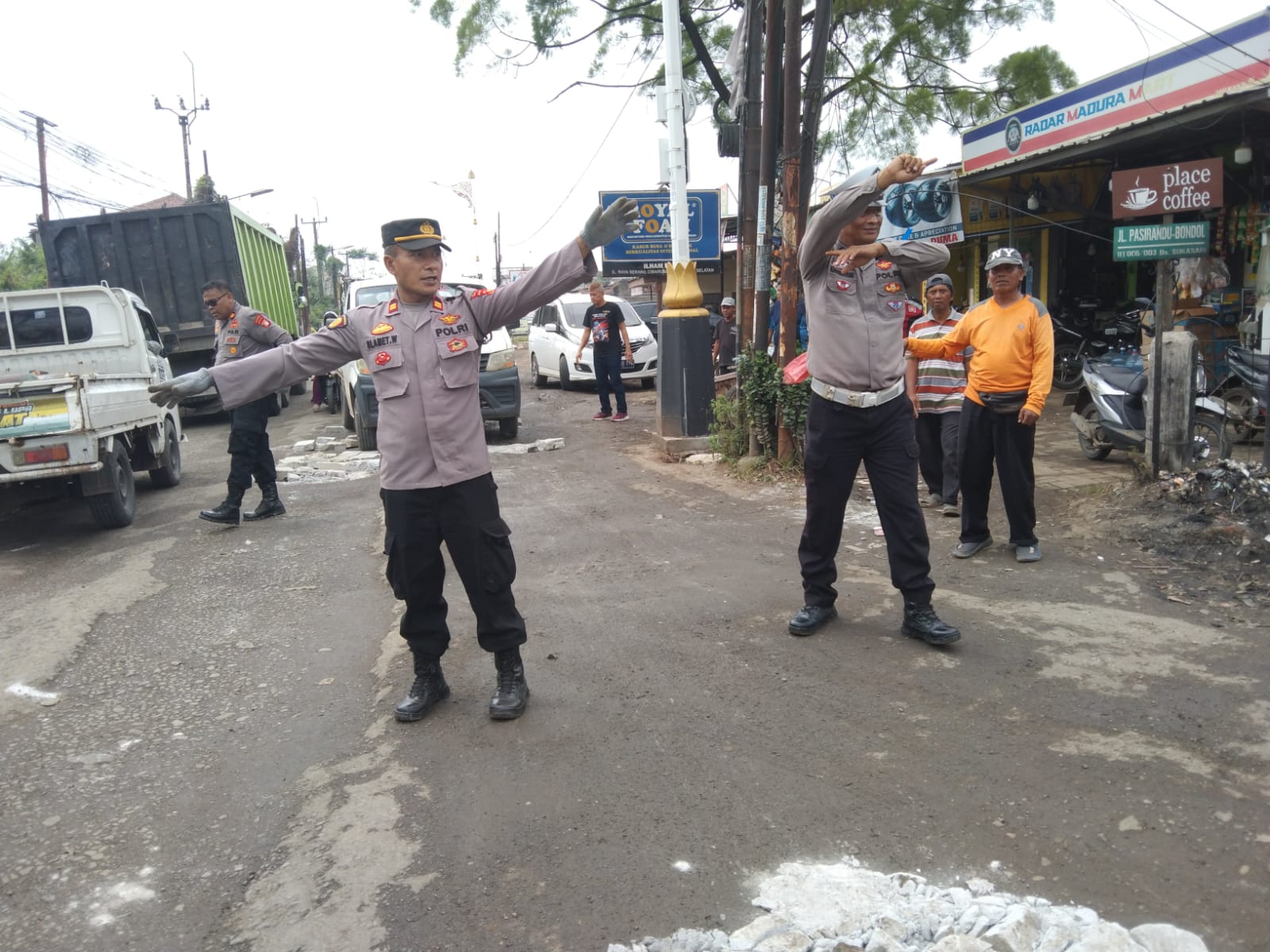 Pengurukan jalan oleh Polsek Serang Baru