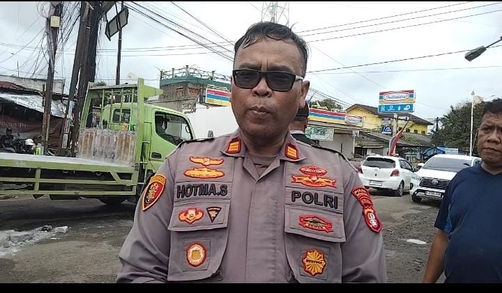 Kapolsek Serang Baru Cikarang Memimpin Langsung Kegiatan Pengurukan Jalan Yang Berlobang