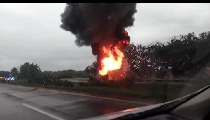 Truk Tangki Bermuatan BBM Terbakar Hebat dijalan Tol KM 184