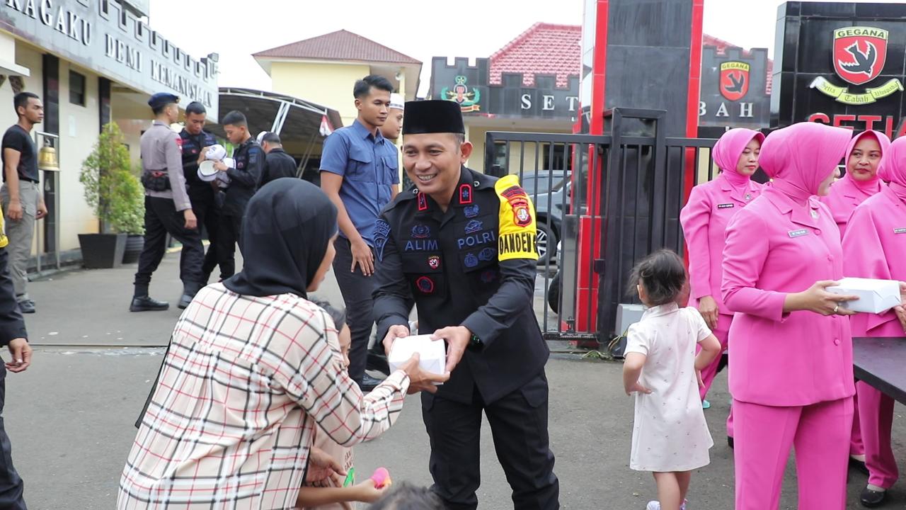 Brimob Polda Metro jaya Bagi Ta’jil Kepada Masyarakat 