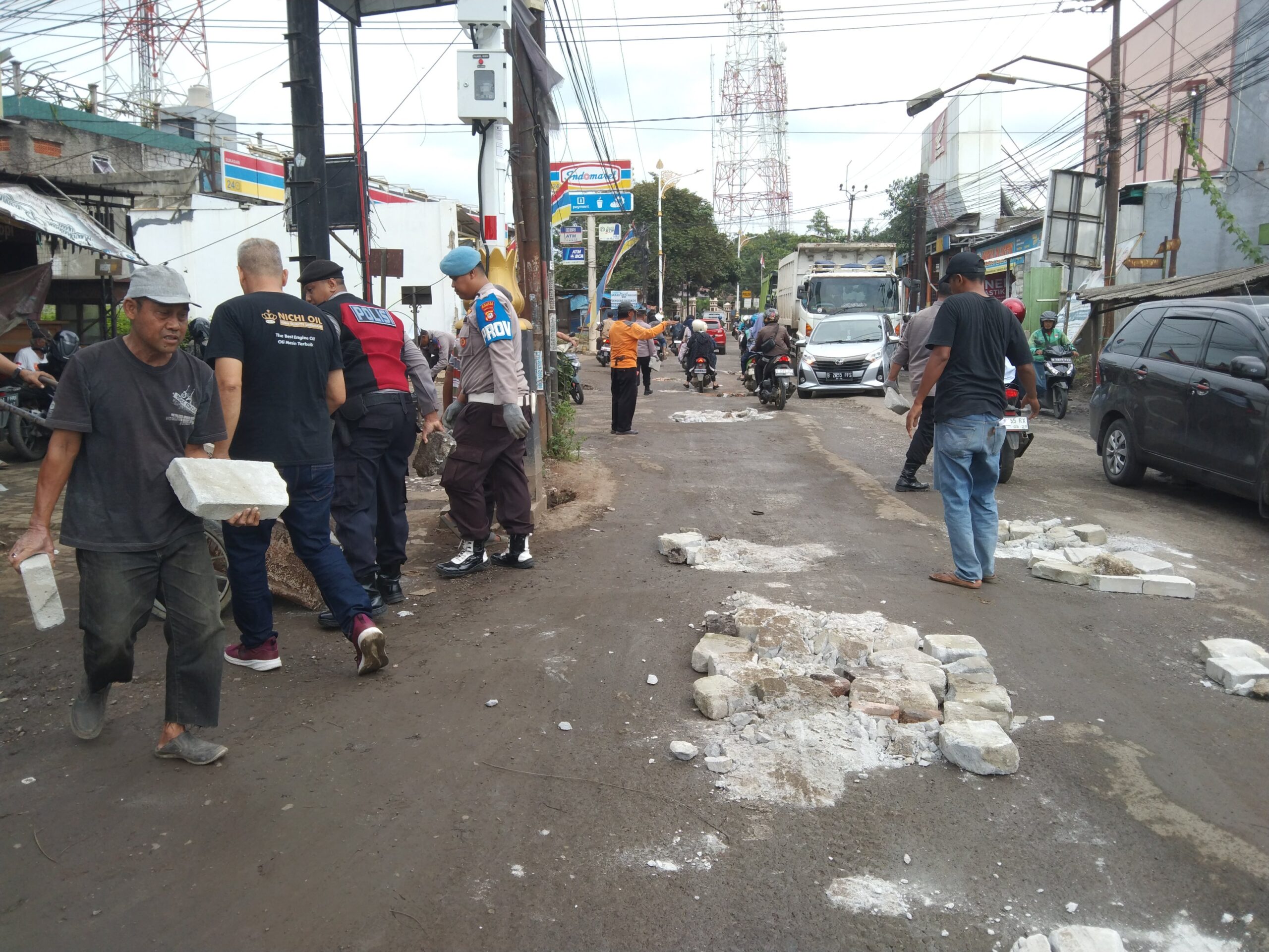 Pengurukan jalan berlubang di Serang Baru Cikarang