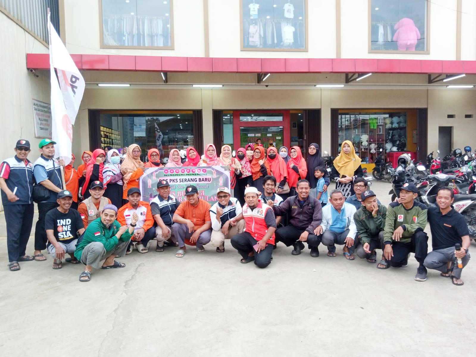 PKS Serang Baru Gelar Aksi Ta’jil On The Road, Wujud Kepedulian di Bulan Ramadan