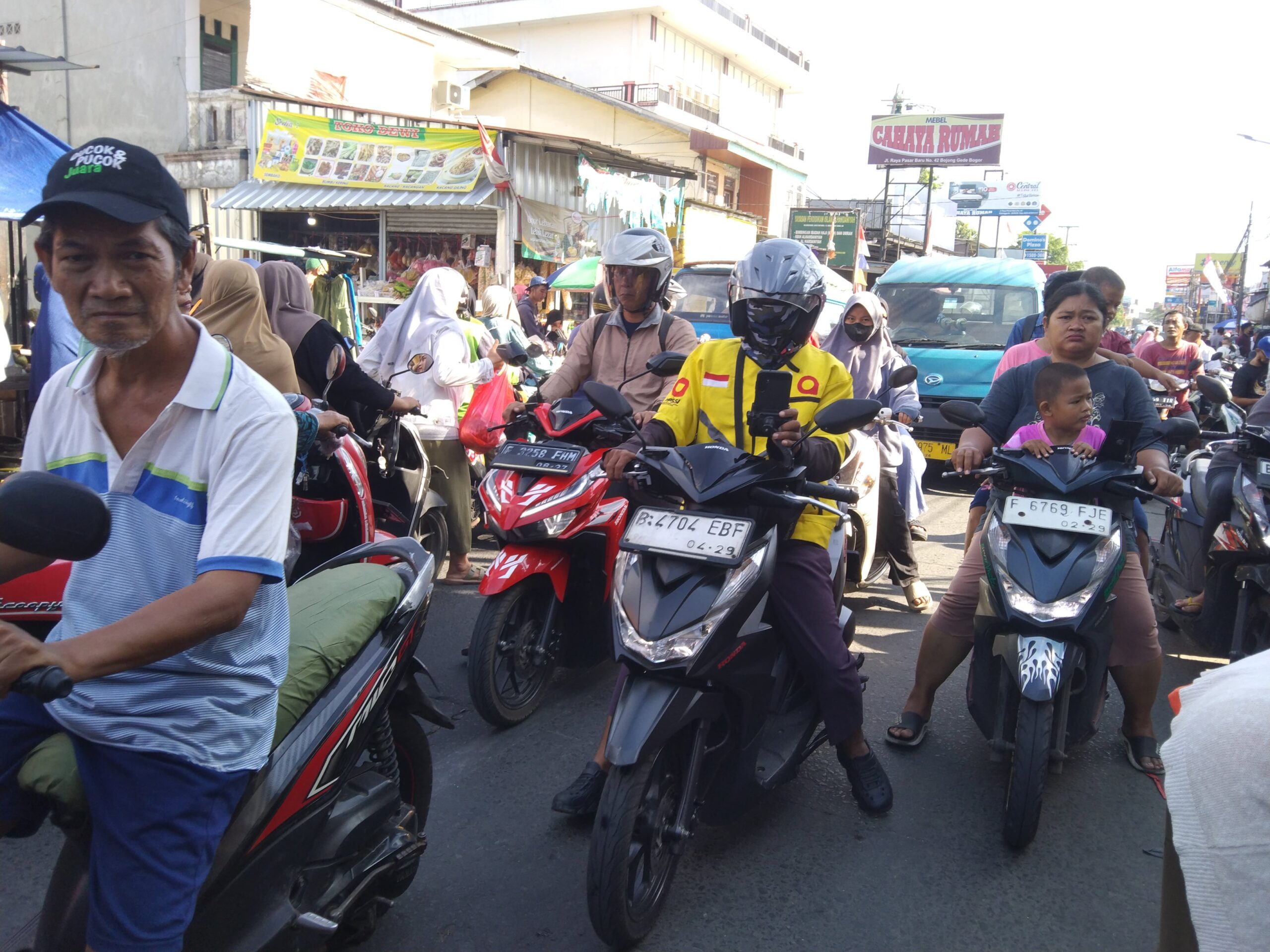 Pasar Tradisional Bojong Gede Padat Penuh, Warga Serbu Kebutuhan Lebaran