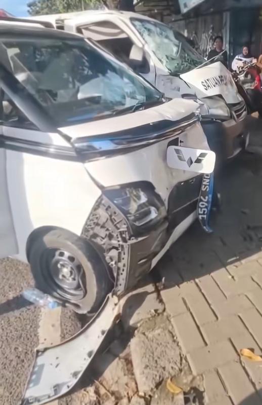 Tabrakan Keras di Pasar Minggu, Mobil Listrik dan Kendaraan MBG Rusak Parah