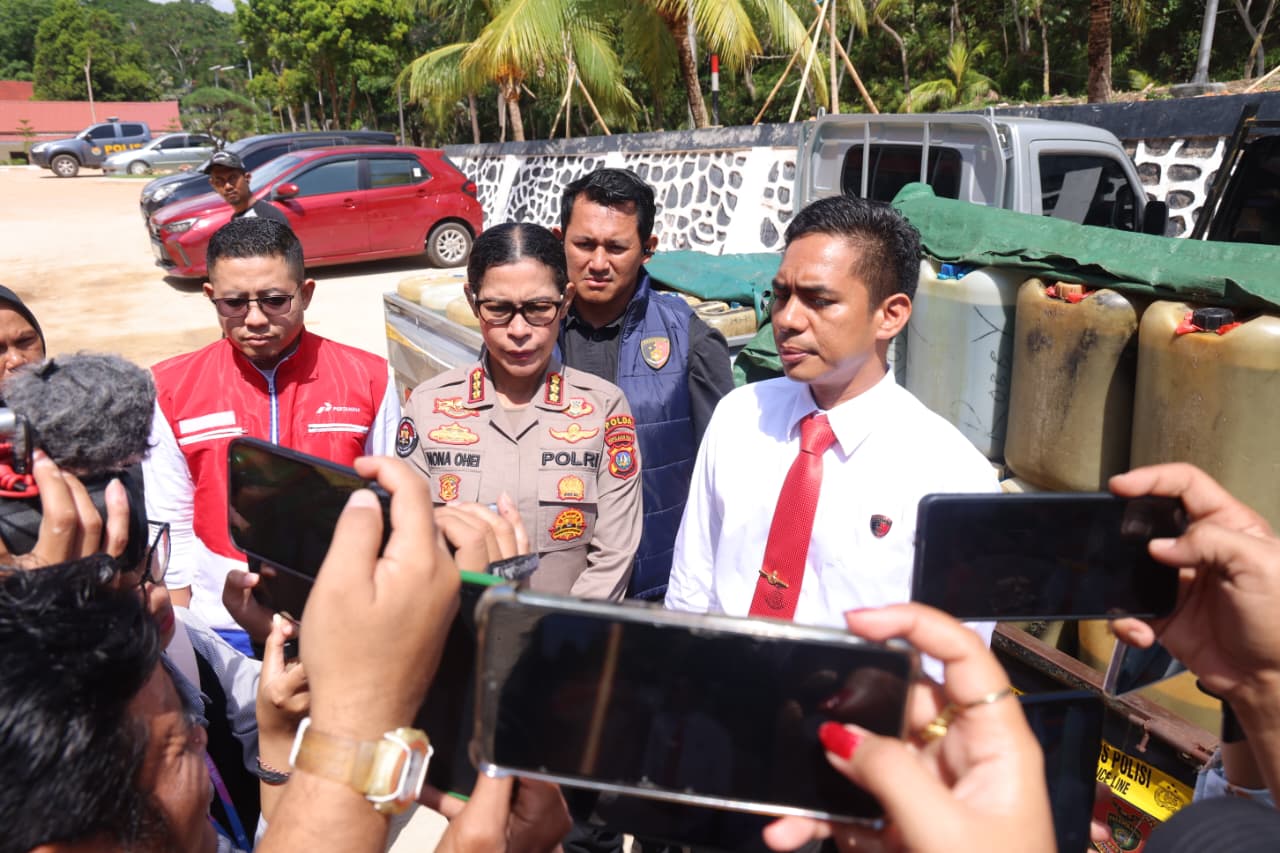 Ditreskrimsus Polda Kepri Amankan Tiga tersangka dan Empat unit kendaraan terkait tindak pidana minyak dan Gas bumi.