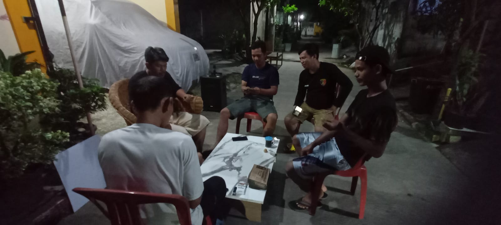 Semangat Kebersamaan Warga Gatot Kaca: Ronda Malam Jaga Keamanan Dihibur Dengan Gaplay 