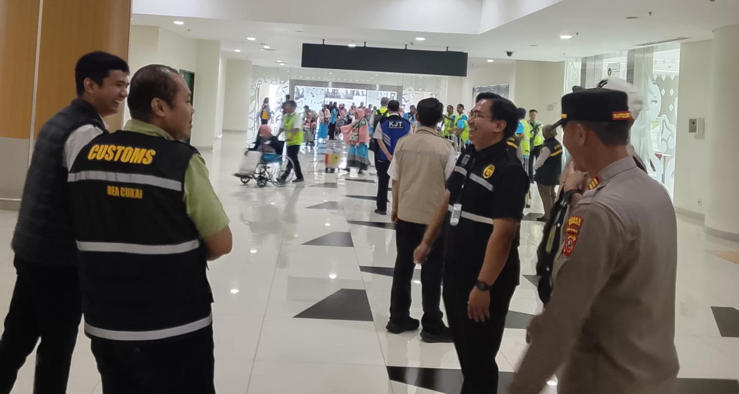 Polres Majalengka Monitoring Langsung Pemberangkatan Kloter Pertama Jemaah Haji Embarkasi Kertajati