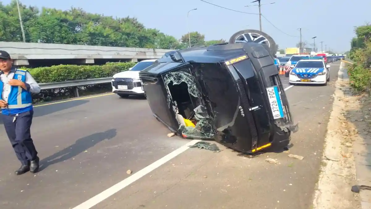 Jeep Listrik Terguling di Tol Sedyatmo Arah Bandara, Diduga Hilang Kendali dan Hantam Pembatas Jalan