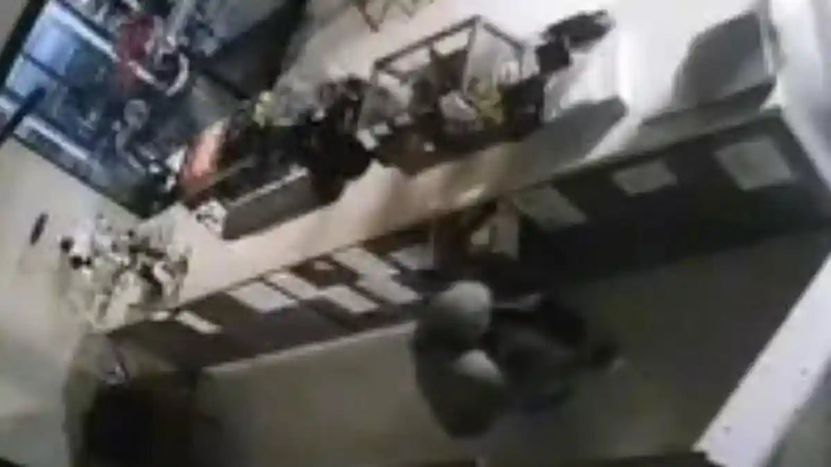 Beraksi Seorang Diri, Pria di Cibinong Terekam CCTV Membobol Coffee Shop dan Membawa Kabur Mesin Kasir