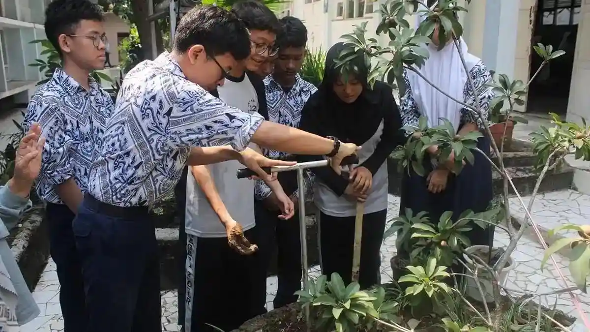 Kecamatan Cipayung Targetkan Lebih dari 50 Persen Sampah Organik Tertangani Melalui Program 1.000 Lubang Biopori