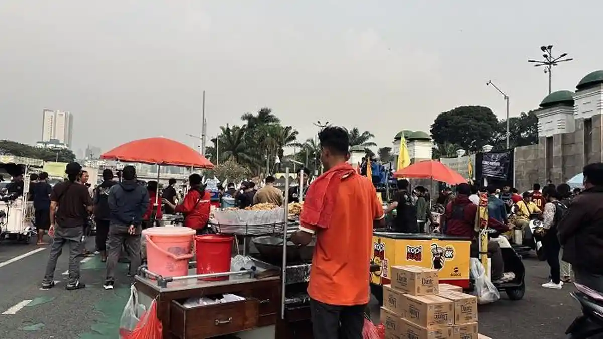 Sisi Lain Aksi Demonstrasi di DPR, Pedagang Kopi dan Gorengan Raup Keuntungan dari Ramainya Massa
