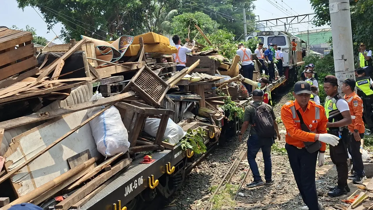 KAI Bongkar 95 Bangunan di Jalur Pasar Senen Demi Keselamatan Perjalanan Kereta Api