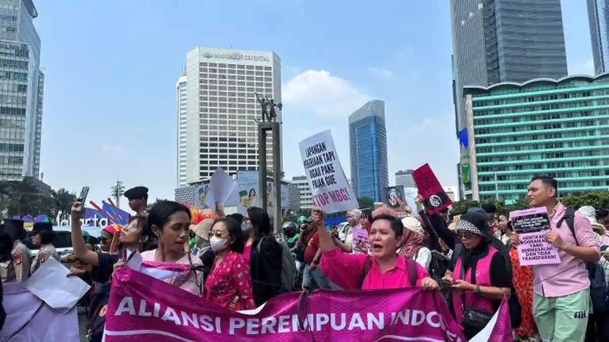 Massa Aliansi Perempuan Tembus Blokade Bundaran HI, Seorang Polwan Terjatuh Saat Situasi Sempat Memanas