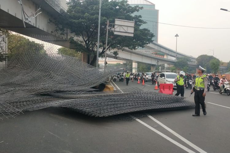 Muatan Besi 30 Ton Terlepas dari Truk, Akses Flyover Tomang Menuju Grogol Sempat Ditutup Total
