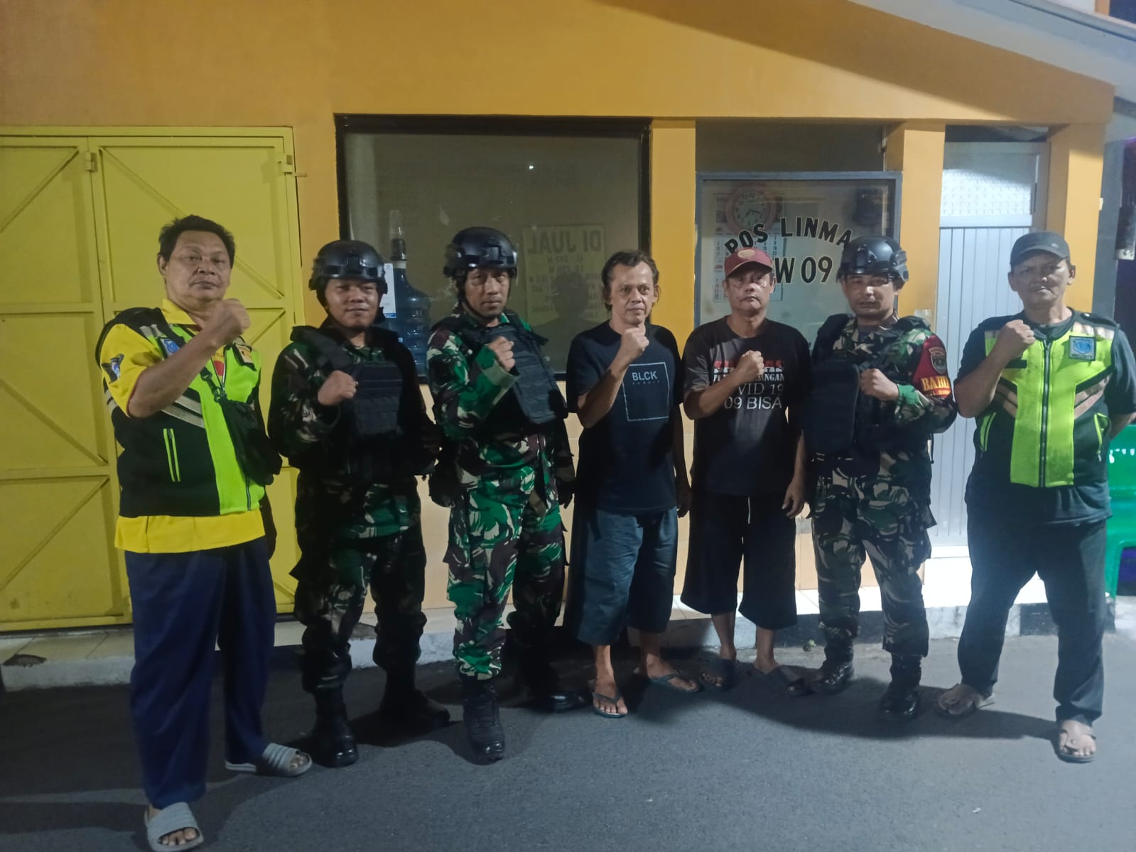 Babinsa Koramil 08/Duren Sawit Bersama Komduk dan FKDM Perkuat Patroli Malam Demi Ciptakan Situasi Kamtibmas yang Kondusif