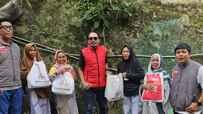 Bahtra Gerindra Bagikan Paket Sembako di Kendari, Warga Sampaikan Rasa Syukur dan Terima Kasih
