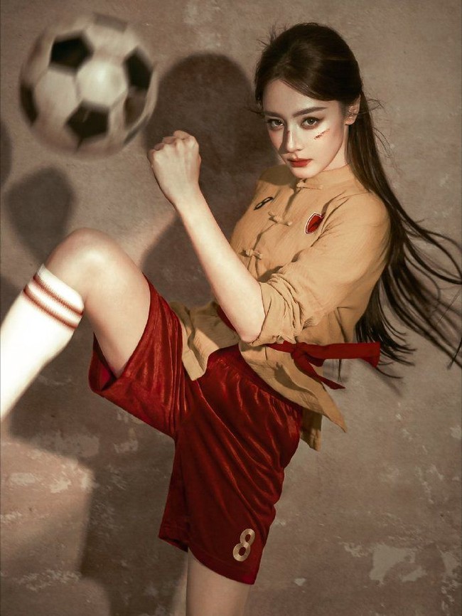 Bintangi Kung Fu Soccer, Cantiknya Dilraba Dilmurat Bergaya Jadi Pemain Bola