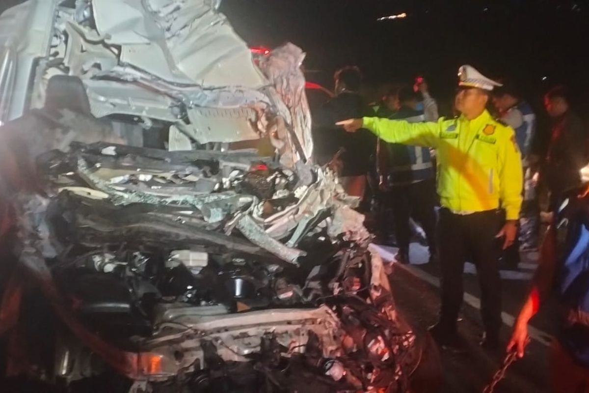 Detik-detik Evakuasi Mencekam Kecelakaan Tol Pandaan–Malang KM 76, Bagian Depan Hiace Ringsek Parah