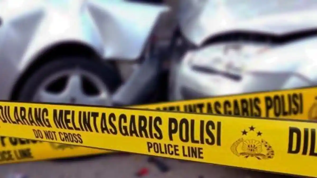 Diduga Pandangan Terganggu Asap Knalpot, Mobil Alphard Tabrak Belakang Truk Trailer di Tol Dalam Kota Jakarta