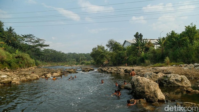 Kemarau Surutkan Sungai Cileungsi, Anak-anak Manfaatkan Dasar Sungai Sebagai Tempat Bermain