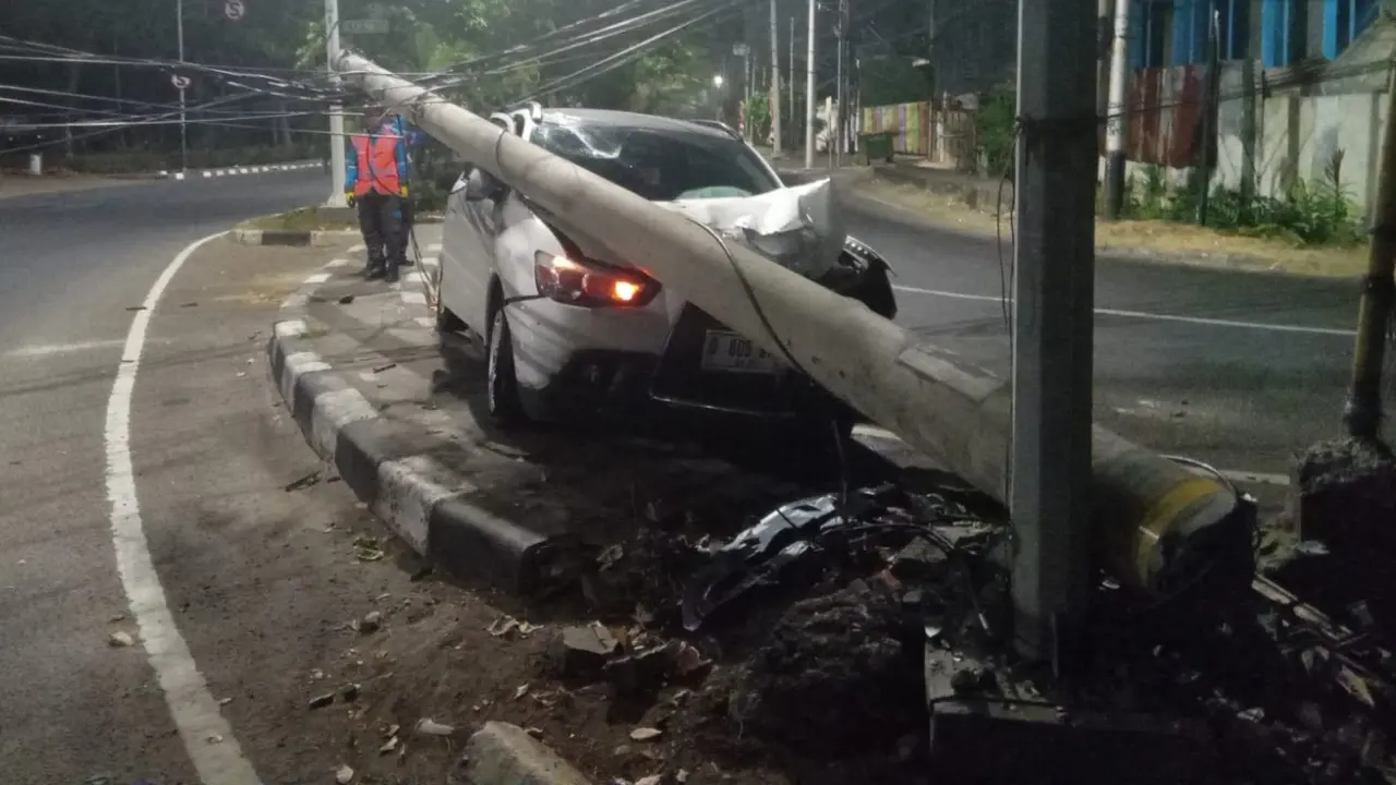 Mobil Tabrak Tiang Listrik hingga Roboh di Pluit, Korban Dilarikan ke Rumah Sakit