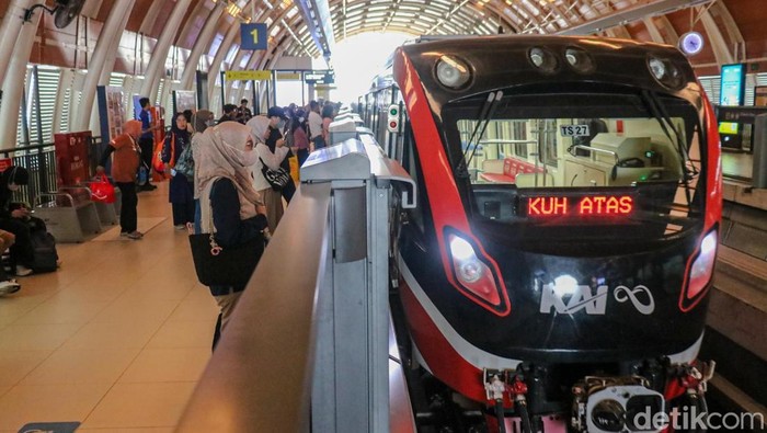 Penumpang Mengaku Mendengar Suara Keras Sebelum LRT Jabodebek Mengalami Gangguan di Stasiun Cawang