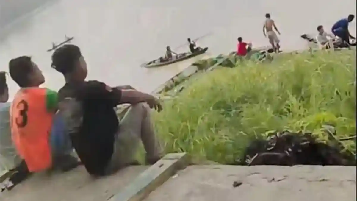 Penumpang Perempuan Tewas Terjebak di Dalam Mobil Travel yang Terjun ke Sungai Batanghari Jambi