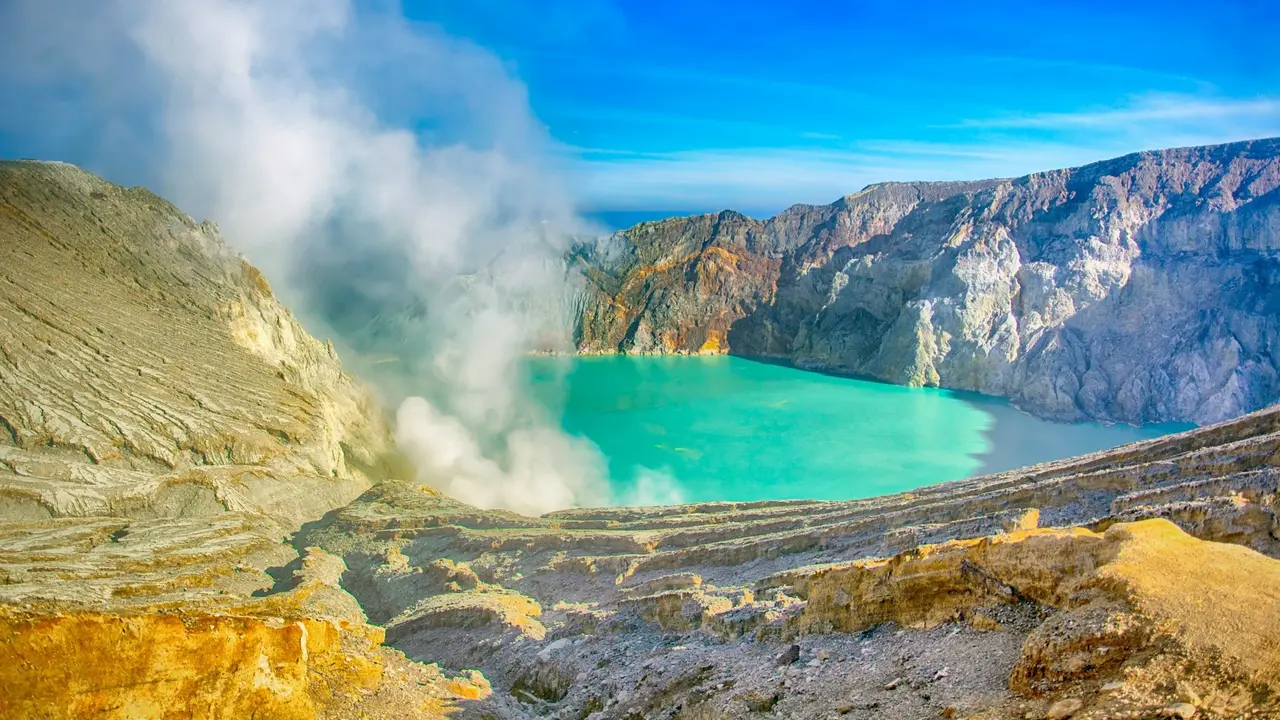 Petugas Ingatkan Bahaya Tersembunyi di Kawah Ijen, Wisatawan Diminta Tidak Abaikan Aturan Keselamatan