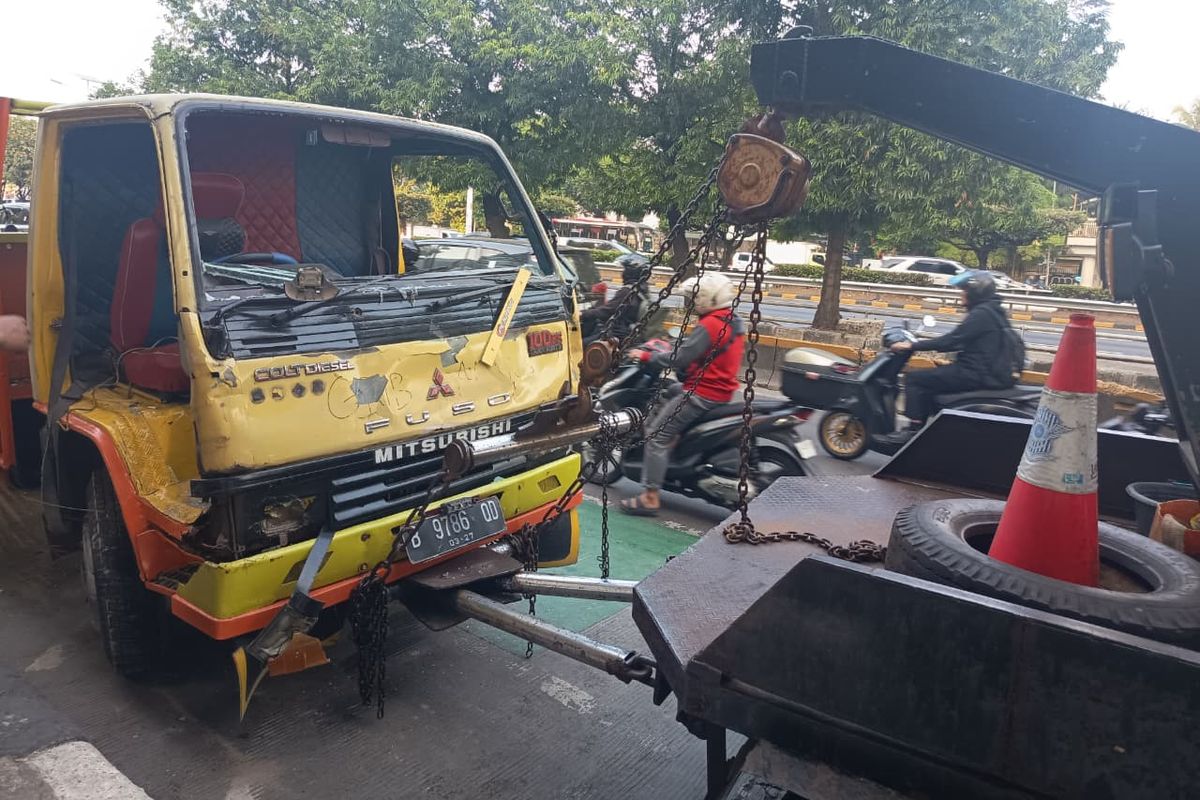 2 Truk Hancur di Kemanggisan Jakbar Diderek, Lalin Kembali Lancar