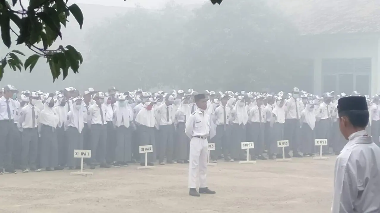 Anak Sekolah di Tengah Kepungan Asap Kebakaran Hutan Kalimantan