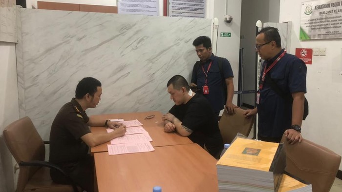 Bareskrim Limpahkan Tersangka Kasus Narkoba “The Doctor” ke Kejaksaan Negeri Jakarta Selatan