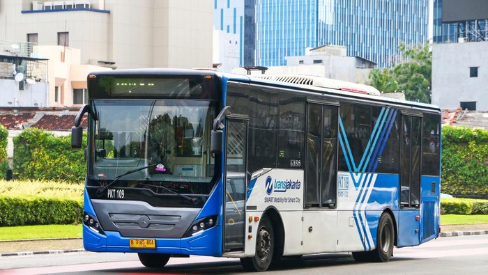 Bus Transjakarta Jalur Langit Terlambat Akibat Proyek Galian di Ciledug Raya