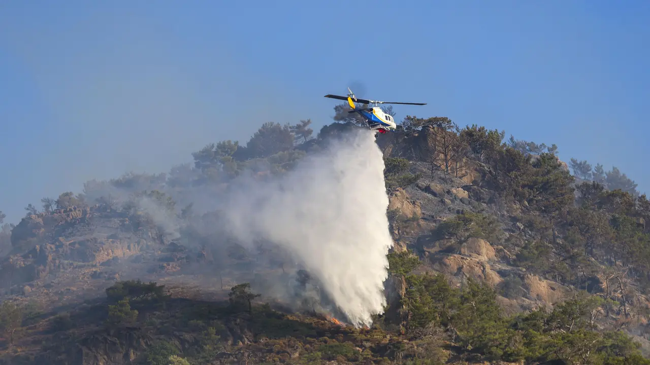 Dua Helikopter Pemadam Kebakaran Bertabrakan di Yunani, Dua Awak Dilaporkan Tewas