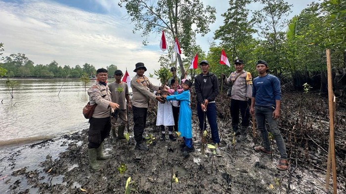Ekspedisi Merah Putih Polres Dumai Kibarkan Bendera dari Sekolah hingga Lautan, Tanamkan Semangat Nasionalisme