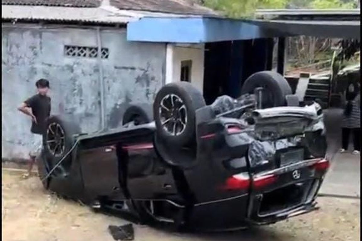 Gagal Manuver, Fortuner Ringsek Terjun ke Pekarangan Rumah Warga di Wonogiri