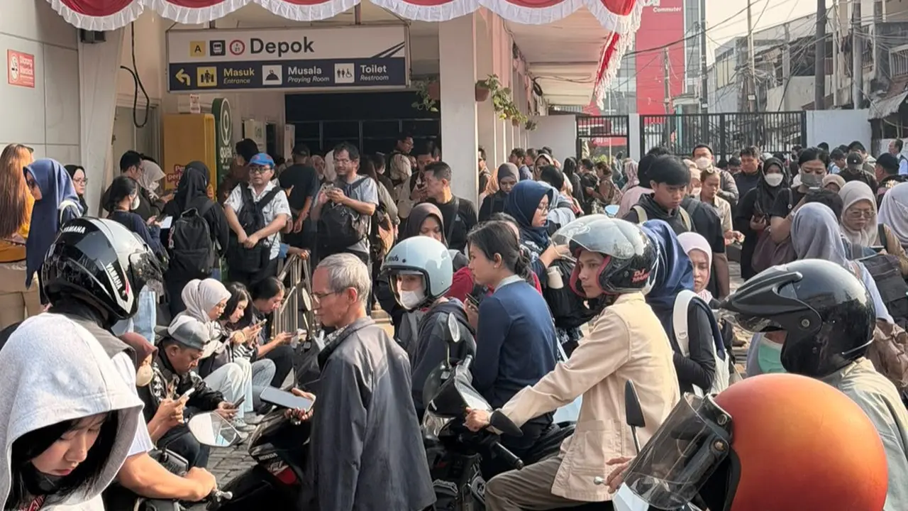 Gangguan KRL Bikin Penumpang Harus Pindah Kereta hingga Menunggu di Sekitar Stasiun