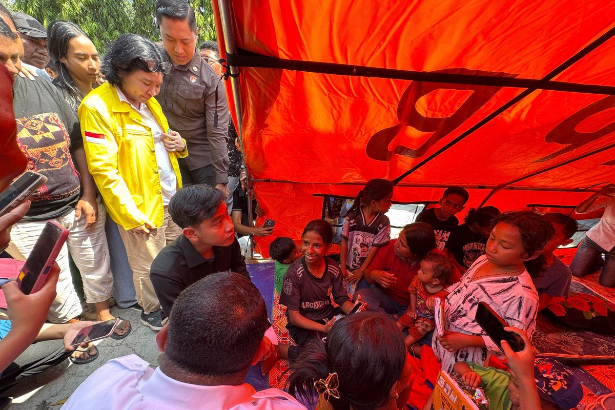 Gibran Temui Korban Gempa Maumere di Tenda Pengungsian, Bawa Mahasiswa Psikolog UI