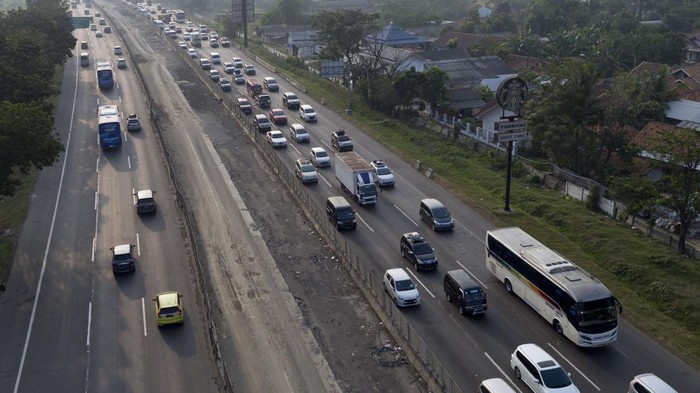 Hari Kejepit, Lalu Lintas Sejumlah Tol Arah Jakarta Mengalami Kepadatan