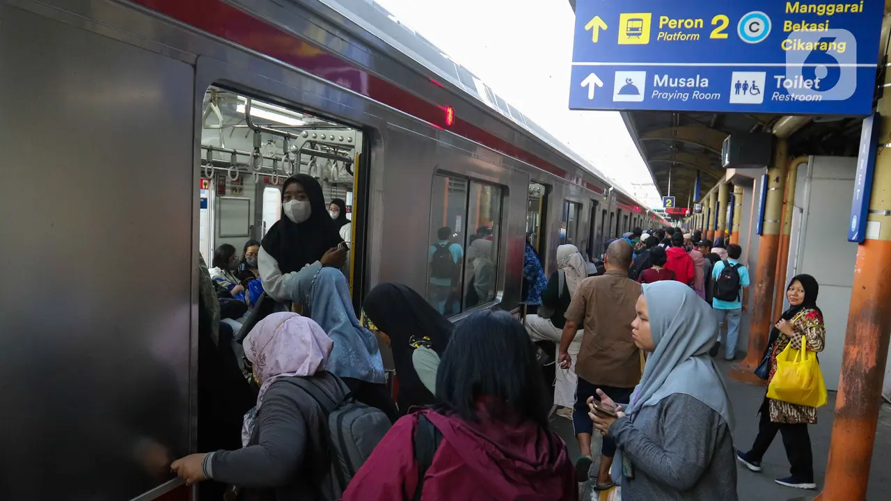KRL Bogor-Jakarta Kota Terganggu, Transjakarta Kerahkan Bus Bantuan untuk Penumpang