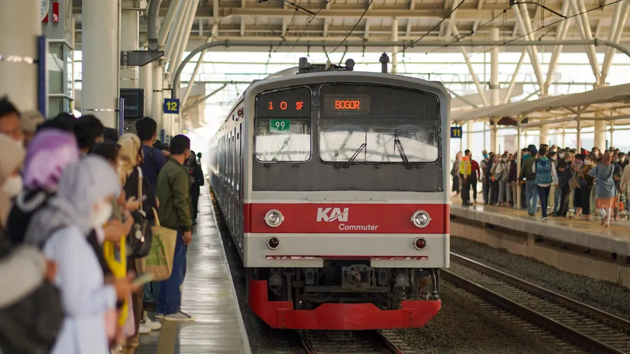 KRL Bogor-Jakarta Kota Terganggu, Warga Tertemper di Dekat Stasiun Tebet