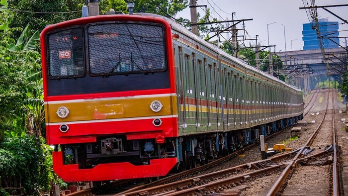 KRL Green Line Arah Rangkasbitung Terganggu akibat Kebakaran Lahan Dekat Rel