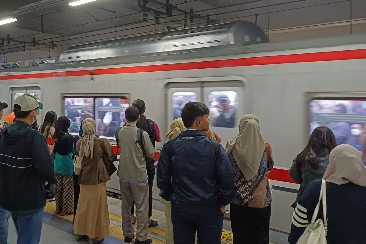 KRL Palmerah-Tanah Abang Terganggu Pagi Ini, Ada Kerumunan Orang