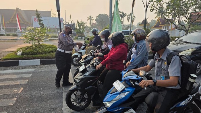 Kabut Asap Selimuti Pekanbaru, Polisi Bagikan Ribuan Masker kepada Pengendara