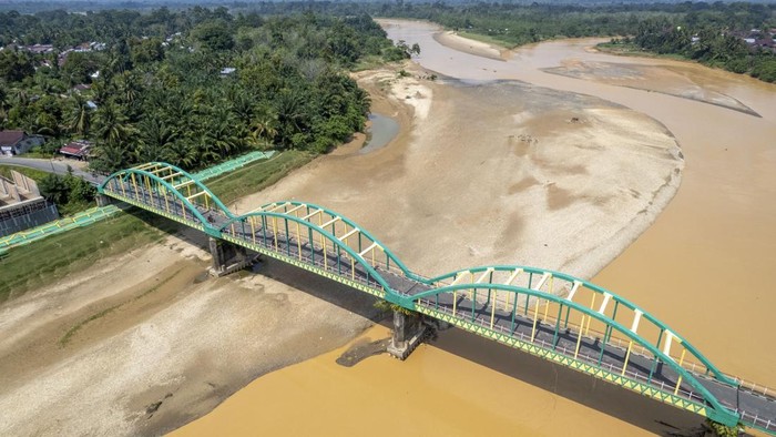 Kemarau Panjang Surutkan Sungai Batang Tembesi, Hamparan Pasir Nyaris Menutupi Aliran Sungai