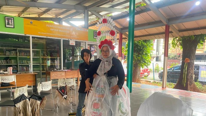 Kreatif! Warga Jakbar Manfaatkan Sampah Daur Ulang untuk Fashion Show Agustusan