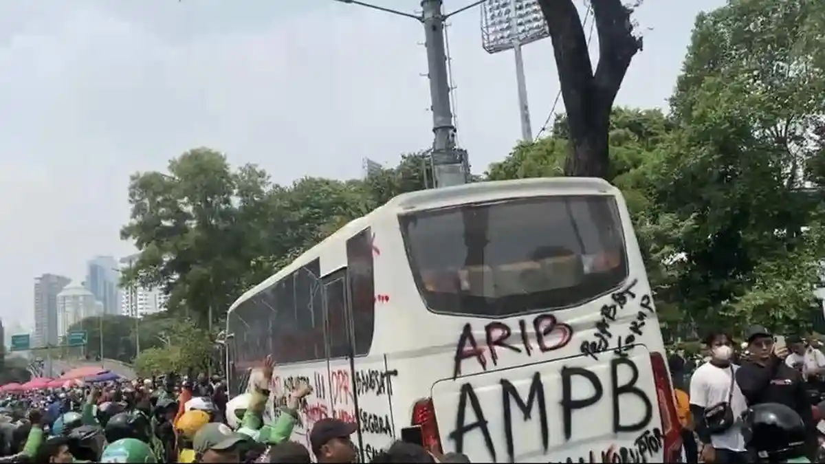 Massa AMPB Tinggalkan DPR, Bus Putih Ikonik Melintas Disambut Tepuk Tangan Driver Ojol