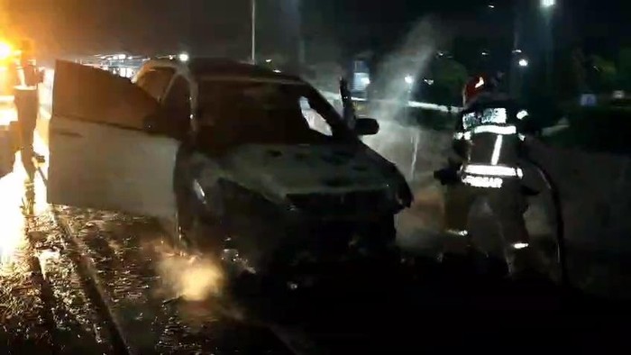 Mesin Mati Mendadak, Mobil SUV Terbakar di Tol Jagorawi Arah Jakarta, Seluruh Penumpang Selamat